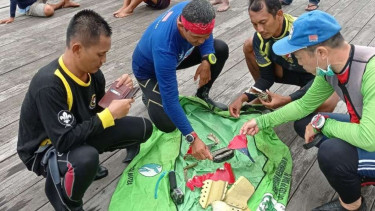 Penyelam POSSI temukan beberapa serpihan Sriwijaya Air.
