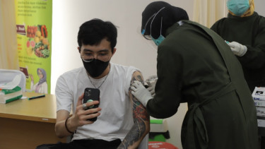 Dr. Tirta menerima suntikan vaksin COVID-19.