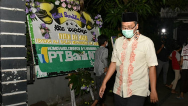 Gubernur NTB Zulkieflimansyah saat melayat ke rumah Syekh Ali Jaber di Mataram