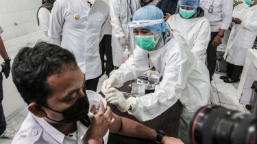 Tenaga kesehatan di Kota Bogor disuntik vaksin COVID-19