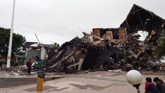 Kondisi kantor Gubernur Sulbar pasca diguncang gempa bumi Jumat dini hari.