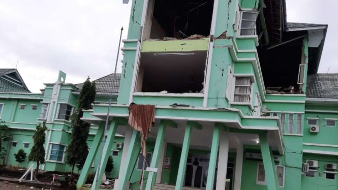 Bangunan di Mamuju yang terdampak gempa Majene, Sulbar.