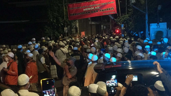Ratusan orang pelayat menyambut kedatangan jenazah Habib Ali bin Abdurrahman Assegaf tiba di rumah duka di Jalan Tebet Utara II, Tebet , Jakarta Selatan, pada Jumat malam, 15 Januari 2021.