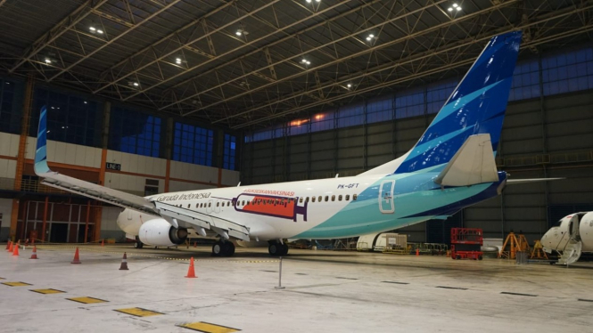 Pesawat Garuda Indonesia bergambar jarum suntik.