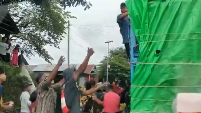 Mobil pembawa bantuan ke lokasi gempa di Majene, Sulawesi Barat, dijarah.