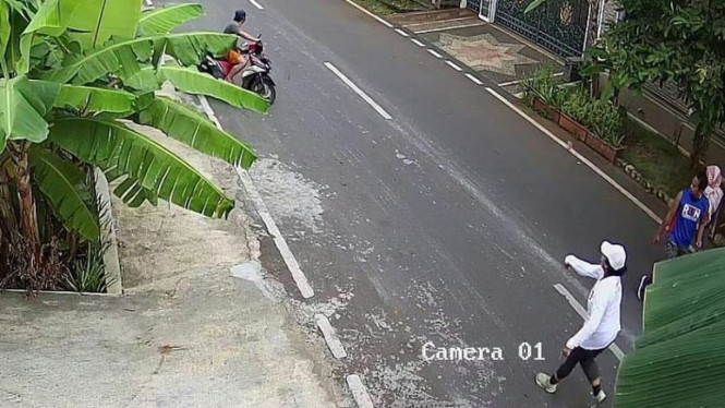 Rekaman CCTV kejadian pria pamer kelamin yang dialami istri Isa Bajaj