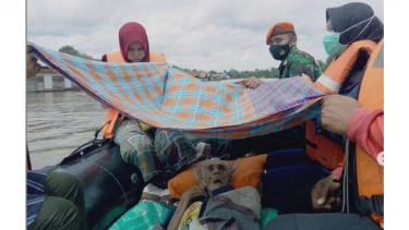 VIVA Militer: Satgas Paskhas TNI AU evakuasi lansia yang terjebak banjir Kalsel