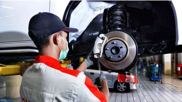 Ilustrasi servis rem mobil