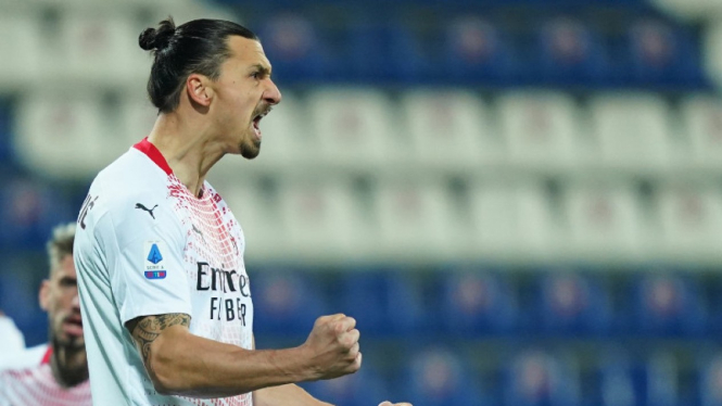 Striker AC Milan, Zlatan Ibrahimovic merayakan gol