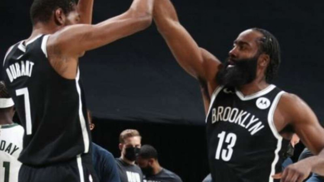 Pemain Brooklyn Nets, James Harden dan Kevin Durant.