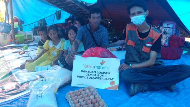 Yatim Mandiri terus lakukan upaya mitigasi dan tebar manfaat dengan menyalurkan sejumlah paket bantuan kemanusiaan kepada warga terdampak gempa bumi di Kabupaten Majene, pada Senin lalu (18/1/2021).