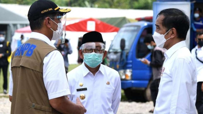 Presiden Jokowi (kanan) di Mamuju, Sulbar