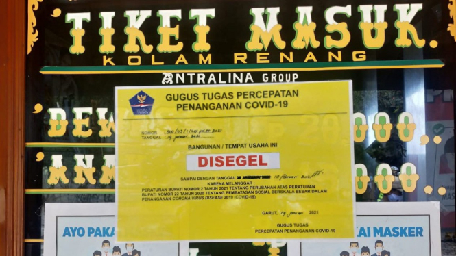 Langgar PPKM, kawasan obyek wisata Cipanas Garut ditutup paksa petugas.