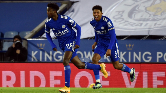 Gelandang Leicester City, Wilfred Ndidi (kiri), rayakan gol ke gawang Chelsea
