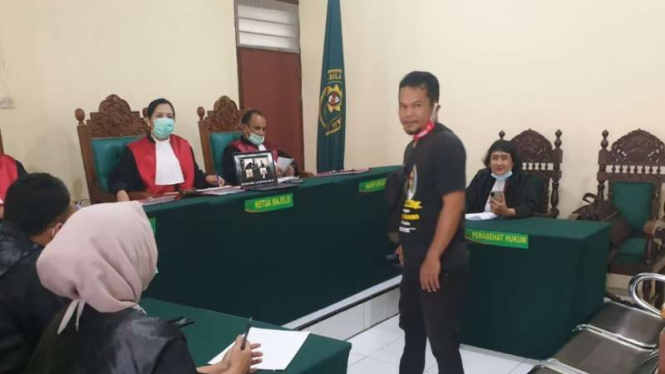 Terdakwa Pije (kaus hitam) di PN Sidoarjo. 