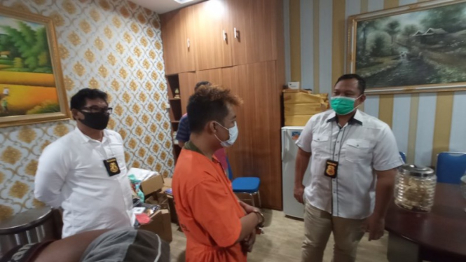 Pelaku AG mengancam sebar video bugil dan memeras korban