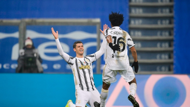 Pemain Juventus, Alvaro Morata dan Juan Cuadrado merayakan gol ke gawang Napoli