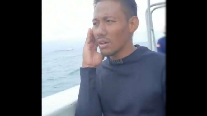 VIVA Militer: Penyelam Dislambair TNI AL adzan.