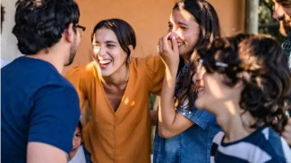 Studi: Berbicara Dapat Menyebarkan COVID-19 Seperti Batuk