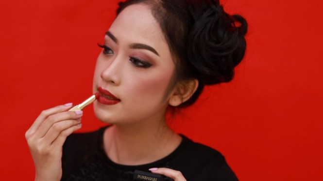 Ilustrasi Memakai Lipstik