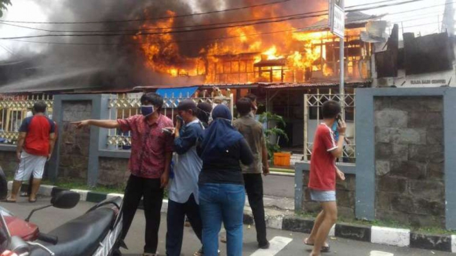 Kebakaran di Gambir, Jakarta Pusat, Jumat, 22 Januari 2021.