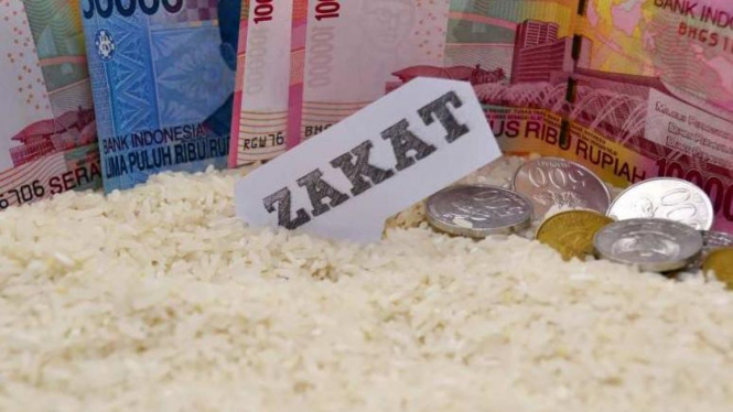 Zakat adalah mengeluarkan sebagian rezeki yang dimiliki untuk diberikan kepada orang yang berhak menerima (8 asnaf zakat).