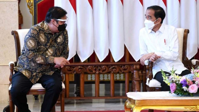 Menko Perekonomian AIrlangga Hartarto dan Presiden Jokowi