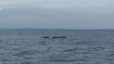 TB Mitra Jaya ditemukan terbalik usai tabrakan di laut Gresik.