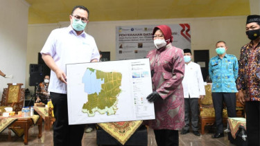 Penyerahan Data Desa Presisi kepada Menteri Sosial RI Dr (HC) Tri Rismaharini di Muara Gembong Bekasi