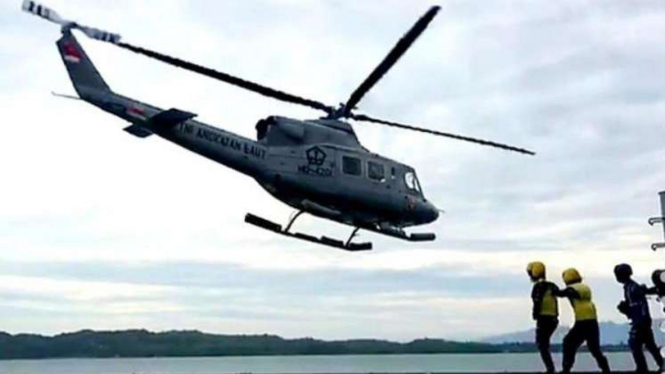 VIVA Militer: Helikopter TNI Angkatan Laut mendarat di KRI dr. Suharso (990)