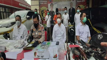 Konferensi pers kasus penipuan jual beli tanah di Markas Polda Jatim di Surabaya