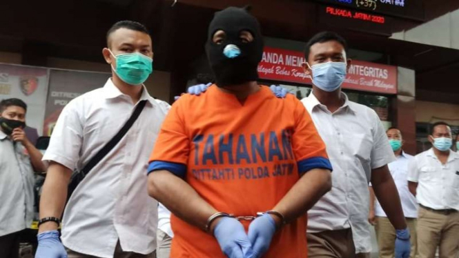 Tersangka penipu jual-beli tanah, berinisial AW, saat digelandang di Markas Kepolisian Daerah Jawa Timur di Surabaya pada Senin, 25 Januari 2021.