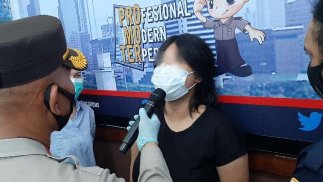 MA (21 tahun) wanita yang mesum di Halte SMKN 32 Jakarta saat ditangkap.