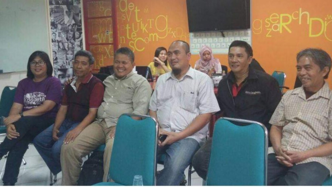 Wartawan dan blogger (foto : Nur Terbit)
