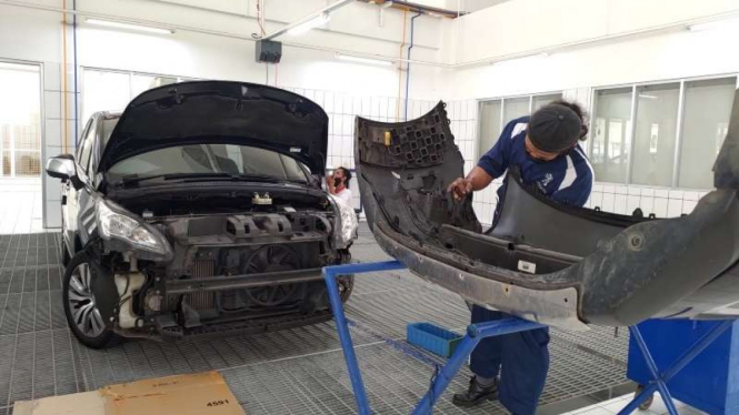 Ilustrasi perbaikan bodi mobil di bengkel resmi Peugeot.