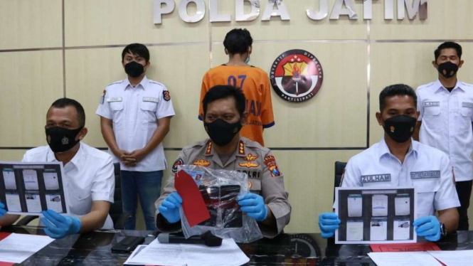 Polisi merilis mahasiswa yang jadi germo prostitusi anak.
