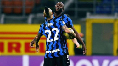 Romelu Lukaku dan Arturo Vidal rayakan gol Inter Milan.
