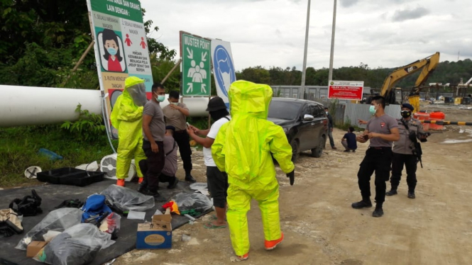 Brimob Polda Sumut melakukan pengecekan kondisi udara di lokasi gas beracun.