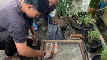Proses pembuatan batu refleksi oleh mahasiswa pmm umm kel. 02 gel. 13