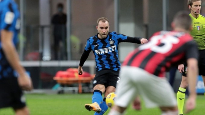 Tendangan bebas Christian Eriksen di laga Inter Milan vs AC Milan