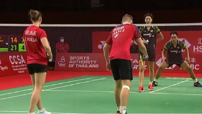 Aksi Hafiz Faizal/Gloria Emanuelle Widjaja di BWF World Tour Finals 2020.