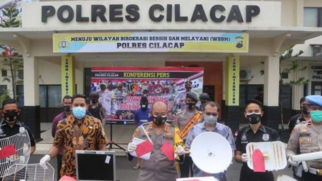 Barang bukti dalam kasus pendistribusian bandwidth internet ilegal di Cilacap.