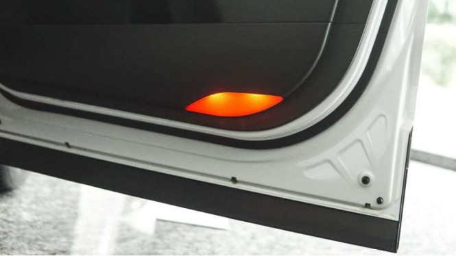 Ilustasi lampu menyala merah di balik pintu mobil.