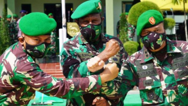 Letjen TNI Ali H. Bogra (tengah) saat menjabat Pangdam XVII/IKasuari