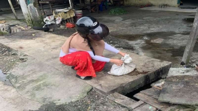 Sonia membuka karung diduga berisi potongan tubuh kucing
