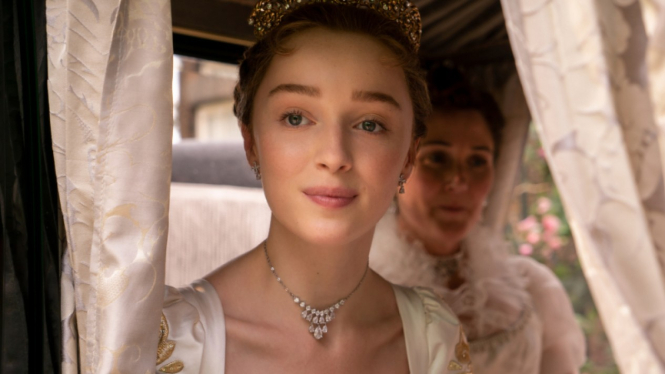 Phoebe Dynevor di serial Bridgerton.