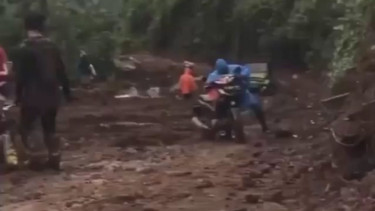 Motor bebek melintas di jalur off-road