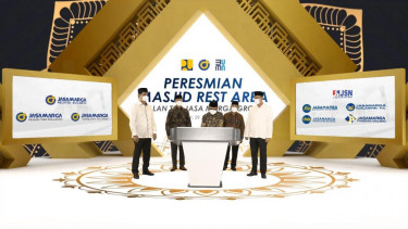 Direktur Utama Jasa Marga, Subakti Syukur meresmikan 12 masjid di rest area.