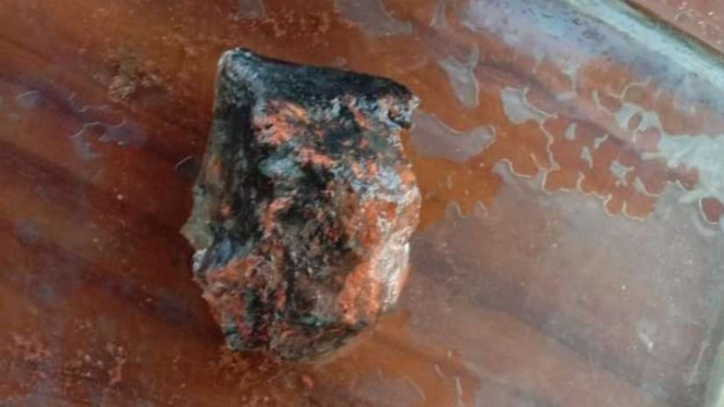 Penampakan batu misterius yang jatuh dari langit di Lampung.
