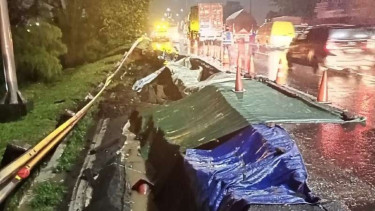 Longsor di Tol Surabaya-Gempol.